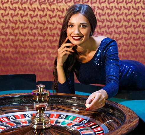 Eine Frau an einem Roulette Casino Tisch.